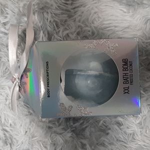 Frosted coconut bath bomb